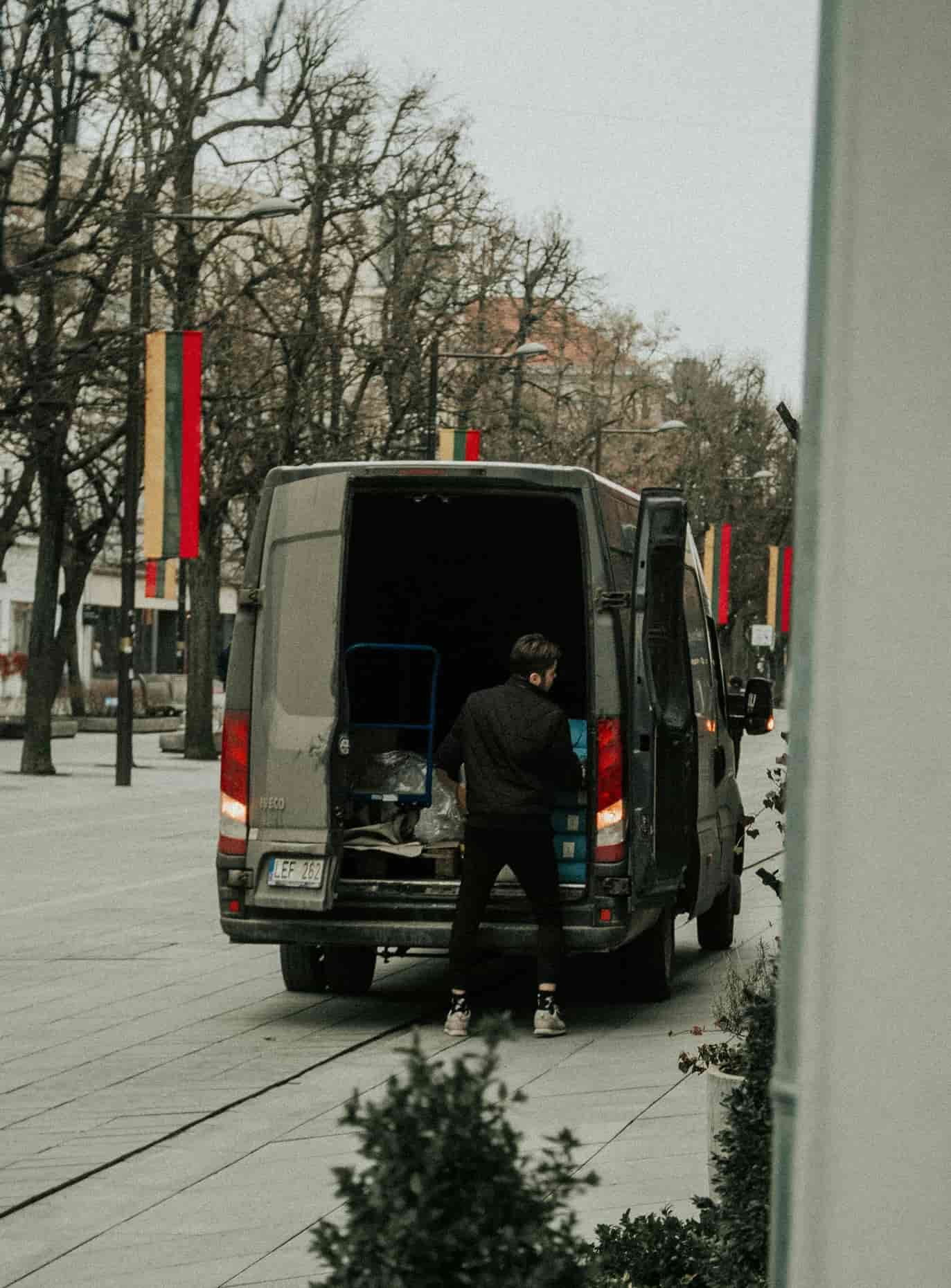 Czarny dostawczak z tachografem